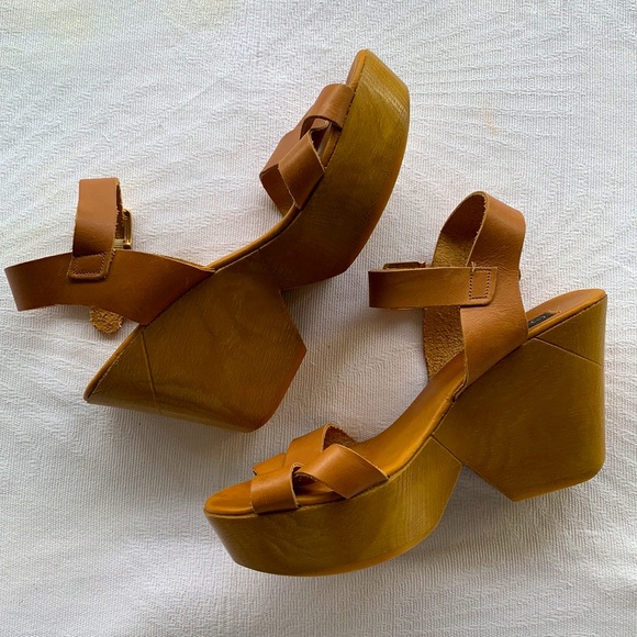FOREVER NEW | Juniper Leather Wedges - Picture 3 of 8